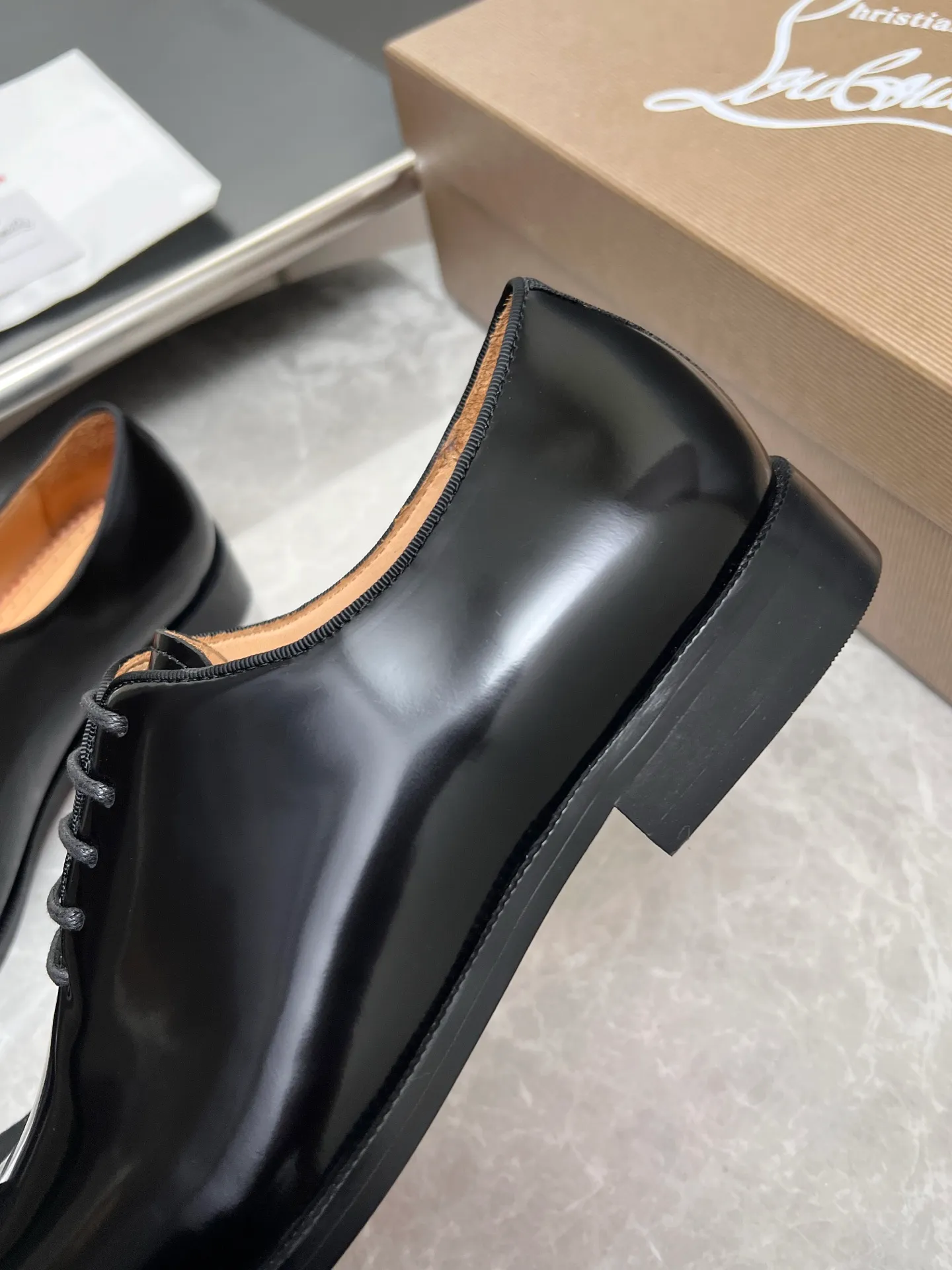 [CL red sole] Top P: 900💰 Number of yards: 39~44 (38.4546. Customized, non-refundable) CL new men's formal shoes Loaf leather shoes Christia* Loubouti* red sole shoes The red sole is luxurious and elegant, reshaping the style boundary of casual formal wear. It is extremely innovative in material selection, and creates a rich visual and tactile experience through the collision of different materials! Made of top-grade calfskin/glossy patent leather/spliced ​​technical fabric in contrasting colors. The upper is stitched by hand with fine and even stitching. It is based on the square-toe loafer shoe shape, with neat and elegant lines, which fits the toughness of men's wear. The upper is embellished with metal rivets, injecting individual details into classic loafers, breaking the mediocrity of casual shoes, and giving a concrete expression of "low-key luxury". From the original color/red cowhide lining inside the shoe to the instantly recognizable red sole, the "red sole" is not only the brand's visual identity, but also a "luxury codeword" when walking. The red sole exposed inadvertently conveys taste and identity instantly. From the innovative splicing of materials, to the personalized fusion of design, to the ingenious inheritance of craftsmanship, the Christian Louboutin men's loafer series is not only a pair of casual shoes, but also a "yuppie style" dressing weapon for men. Whether it is a casual business meeting or a casual look for daily travel, it can help you become a unique and stylish man in every occasion with its "red Loaf" attitude.